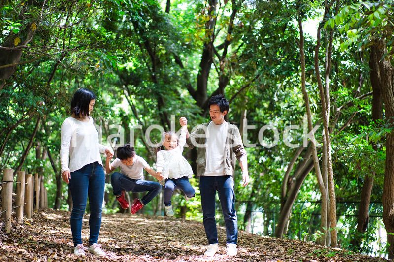 山をハイキングする仲のいいファミリー