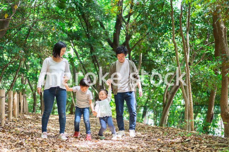 山でハイキングをするファミリー