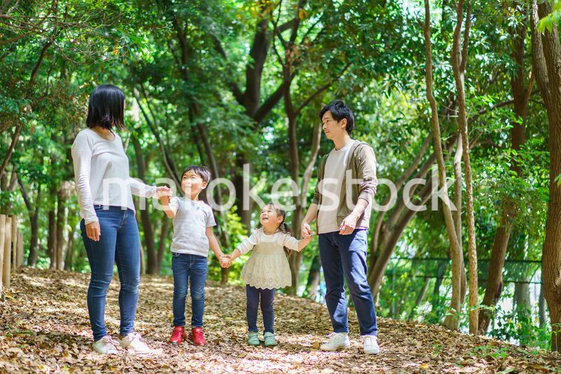 山でハイキングをするファミリー