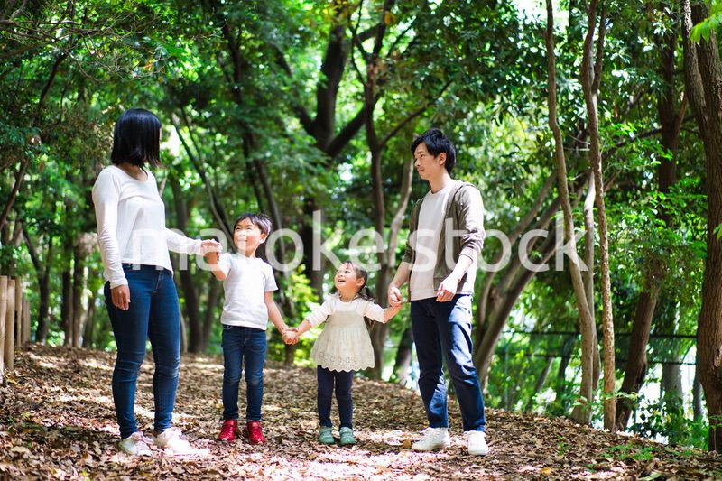 山をハイキングする仲のいいファミリー