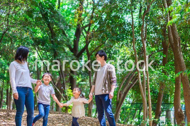 アウトドアを楽しむファミリー