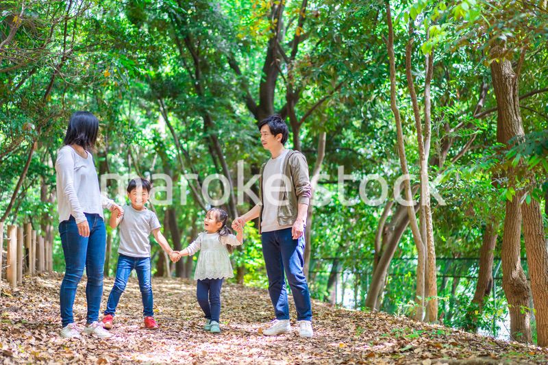 アウトドアを楽しむファミリー