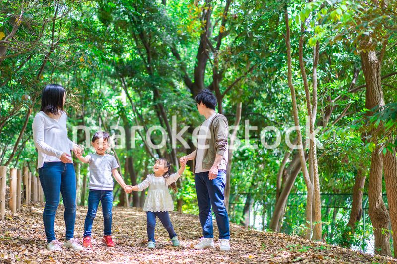 アウトドアを楽しむファミリー