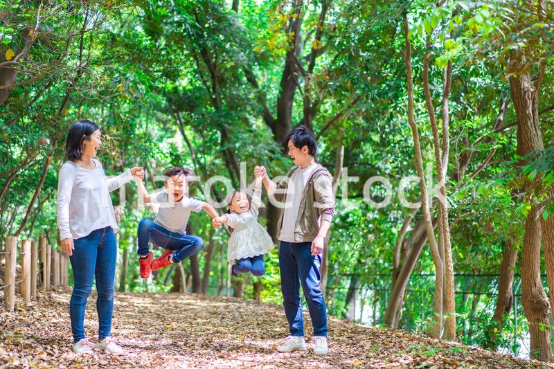 アウトドアを楽しむファミリー