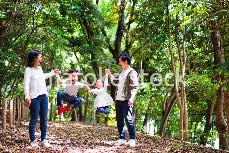 山をハイキングする仲のいいファミリー