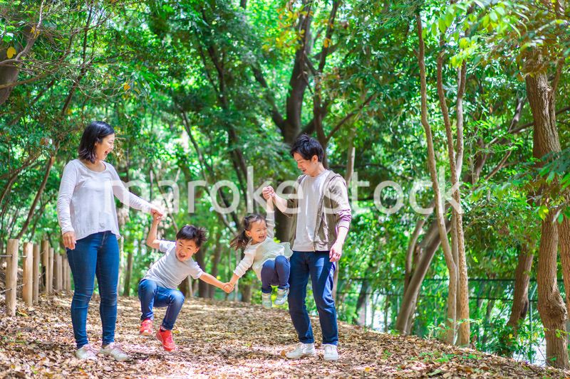 アウトドアを楽しむファミリー