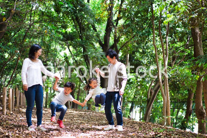 山をハイキングする仲のいいファミリー