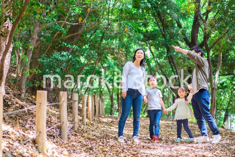 アウトドアを楽しむファミリー