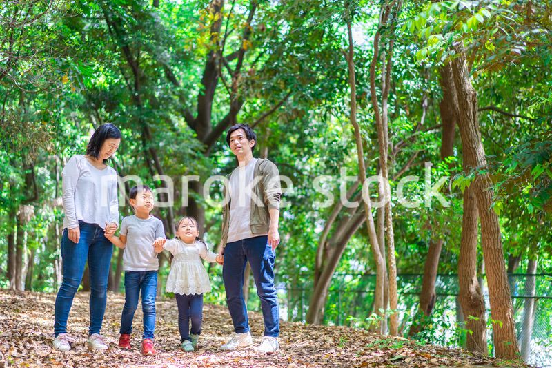 アウトドアを楽しむファミリー