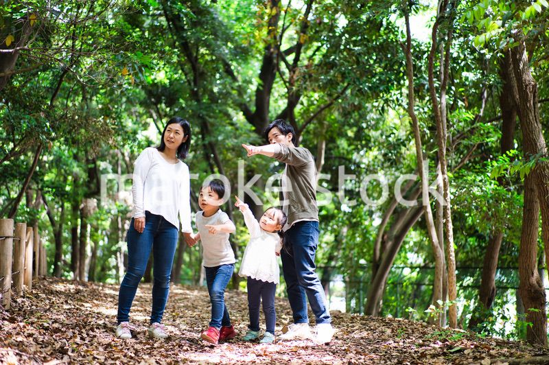 山をハイキングする仲のいいファミリー