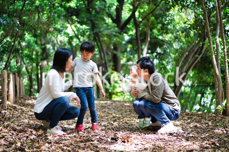 山をハイキングする仲のいいファミリー