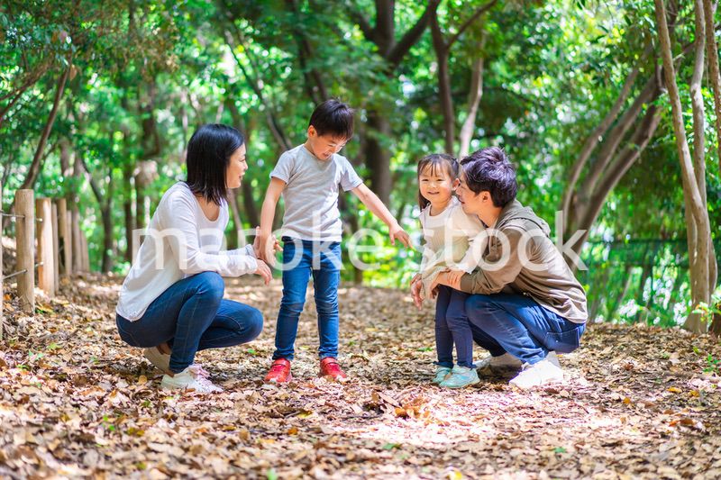 アウトドアを楽しむファミリー