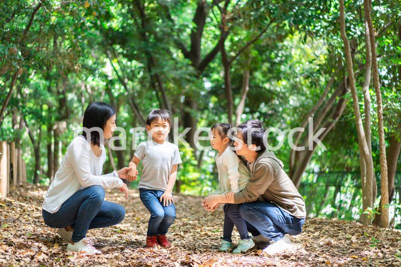山でハイキングをするファミリー