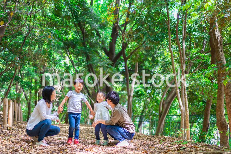 アウトドアを楽しむファミリー