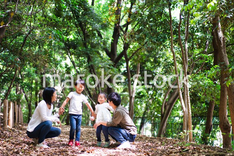 山をハイキングする仲のいいファミリー