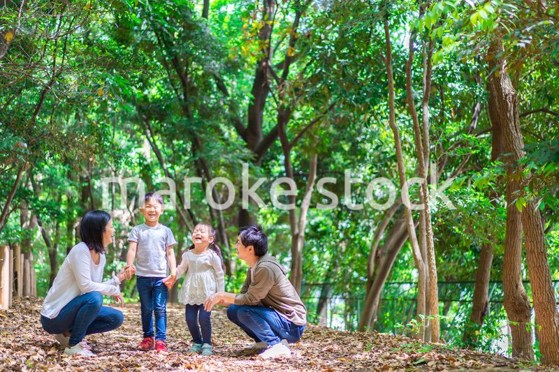 アウトドアを楽しむファミリー