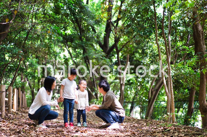 山をハイキングする仲のいいファミリー