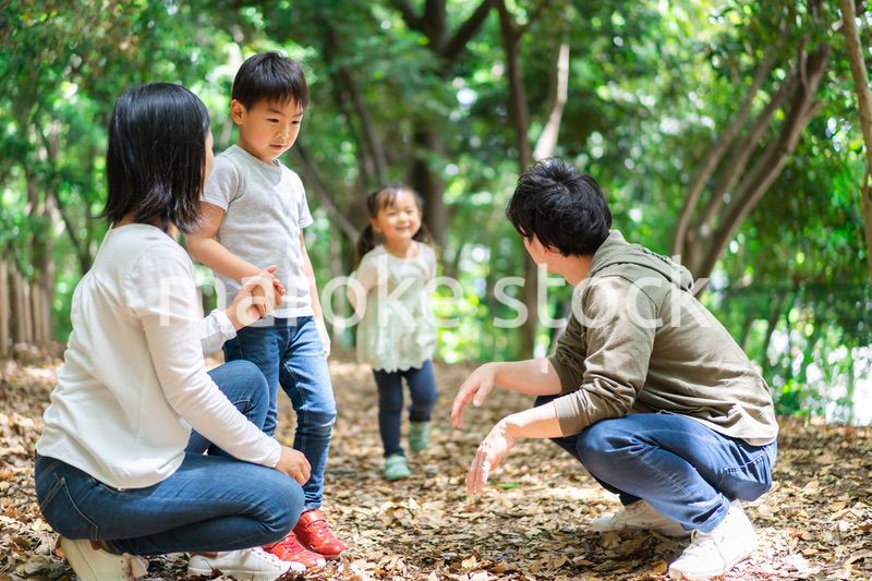 山でハイキングをするファミリー