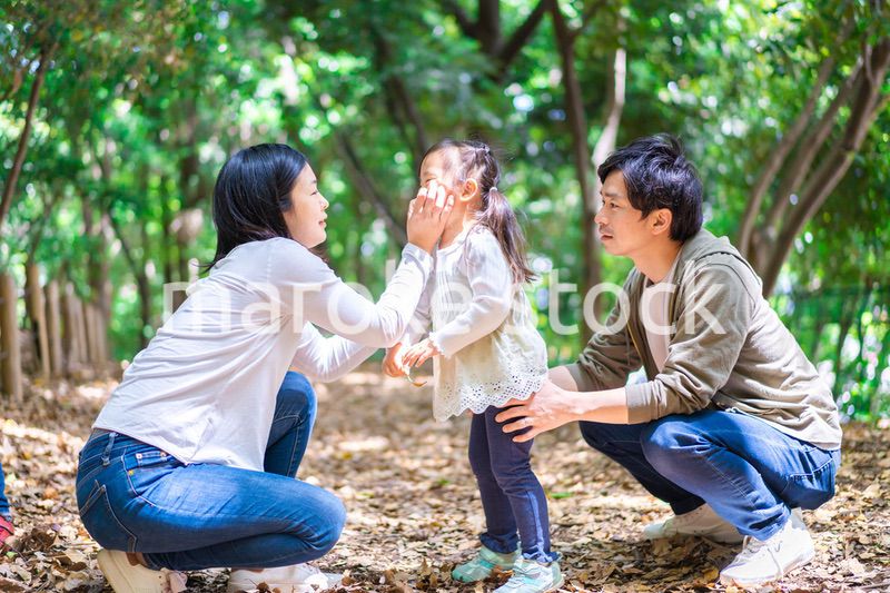 アウトドアを楽しむファミリー