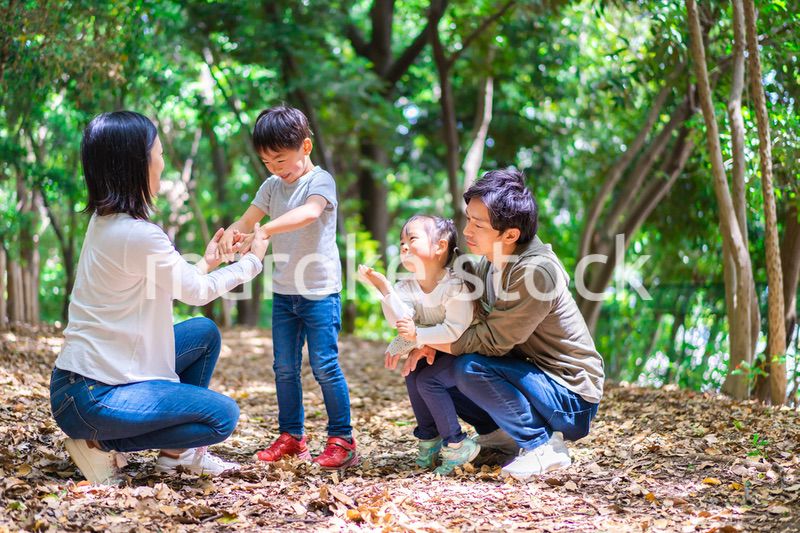 アウトドアを楽しむファミリー