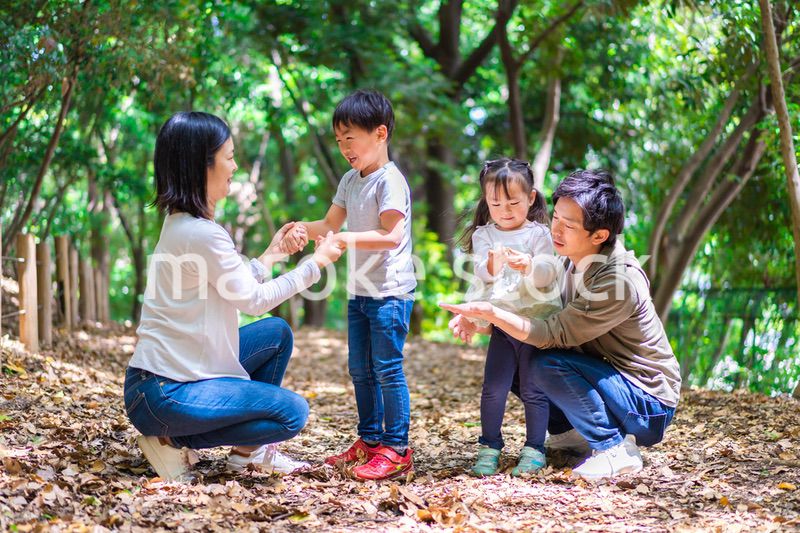 アウトドアを楽しむファミリー
