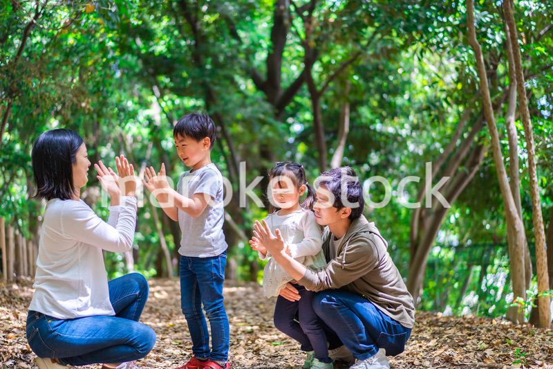 アウトドアを楽しむファミリー