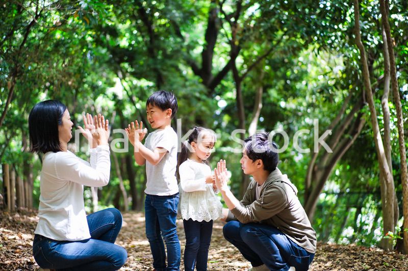 山をハイキングする仲のいいファミリー