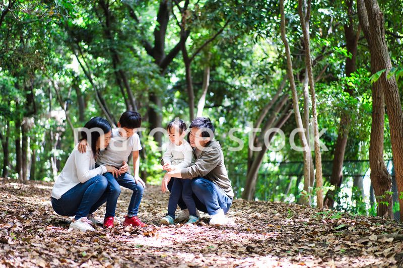 山をハイキングする仲のいいファミリー