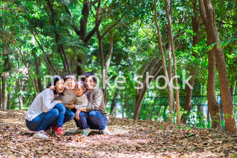 アウトドアを楽しむファミリー