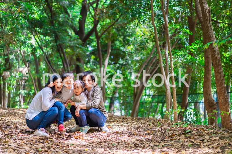 アウトドアを楽しむファミリー