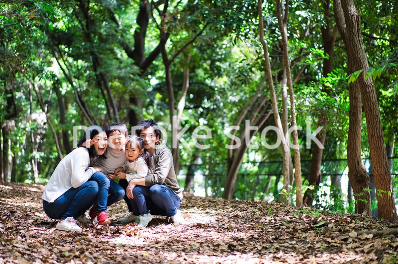 山をハイキングする仲のいいファミリー