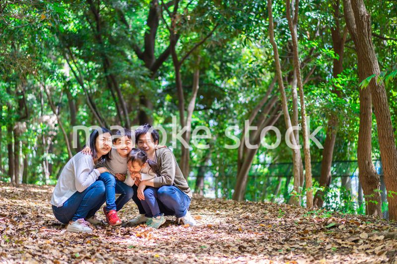 アウトドアを楽しむファミリー