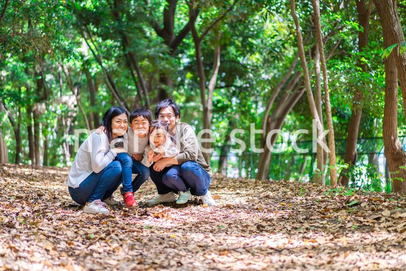 アウトドアを楽しむファミリー