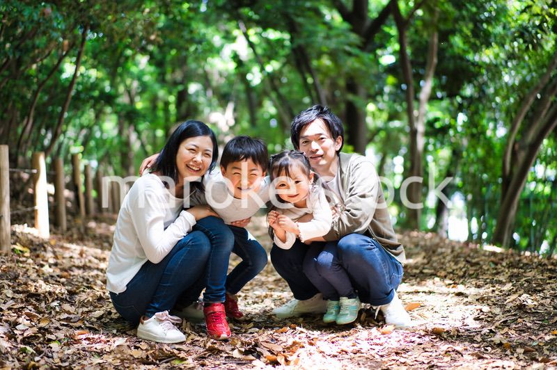 山をハイキングする仲のいいファミリー