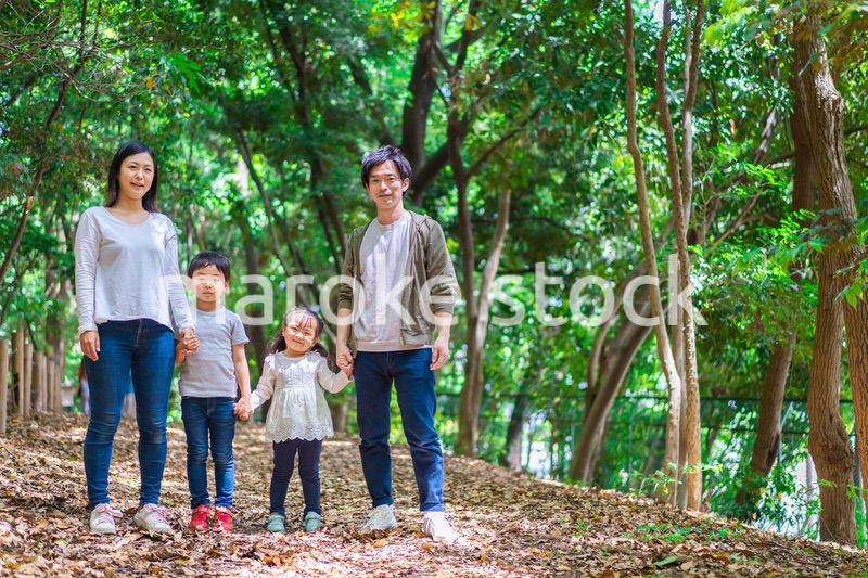 アウトドアを楽しむファミリー