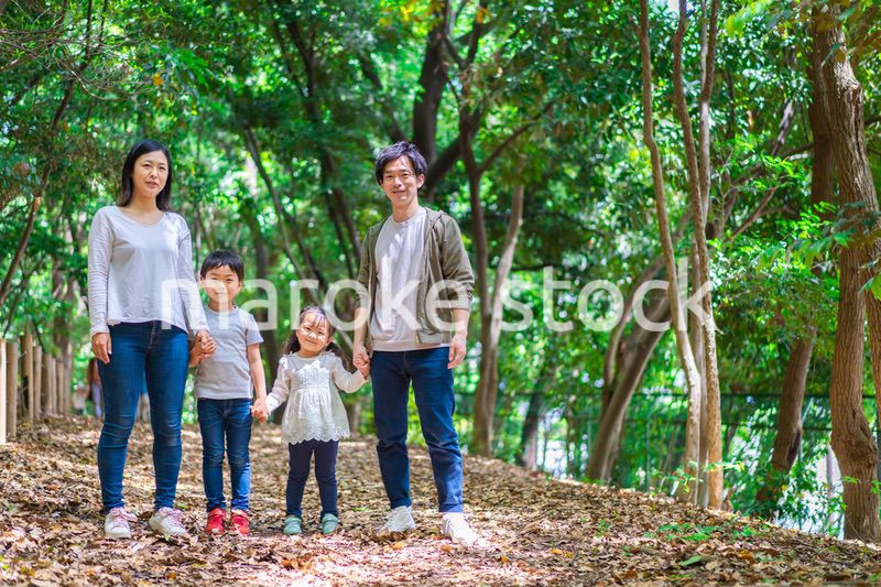 アウトドアを楽しむファミリー