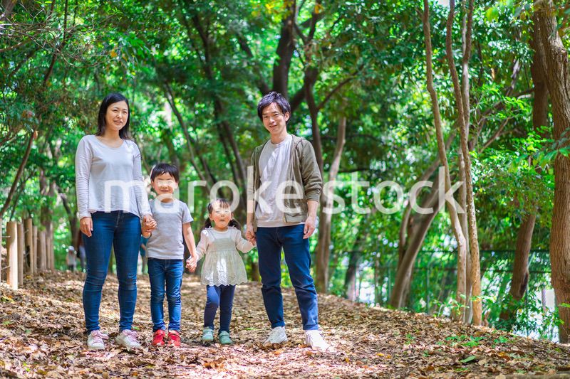 アウトドアを楽しむファミリー