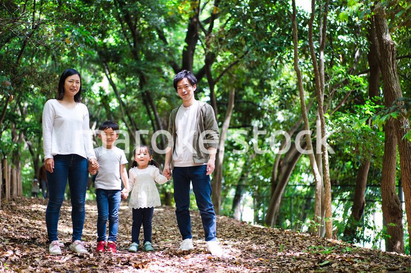 山をハイキングする仲のいいファミリー