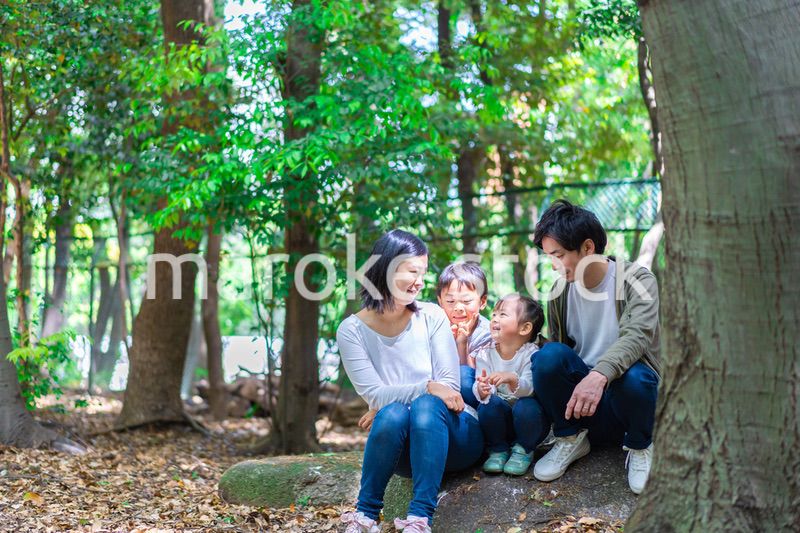 ハイキングを楽しむ幸せなファミリー