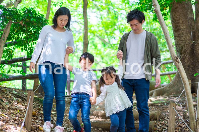 ハイキングを楽しむ幸せなファミリー