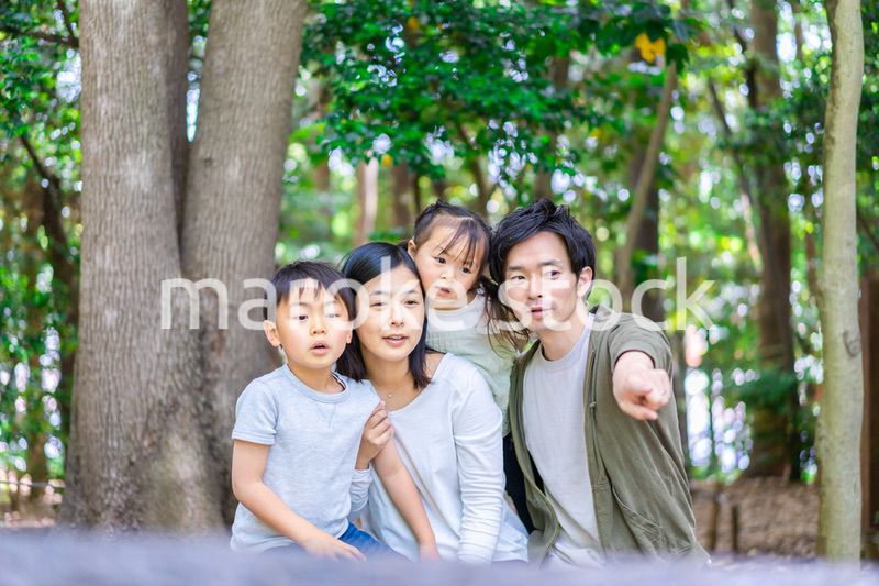 森で自然観察をするファミリー