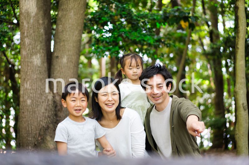 自然観察をする仲のいい家族