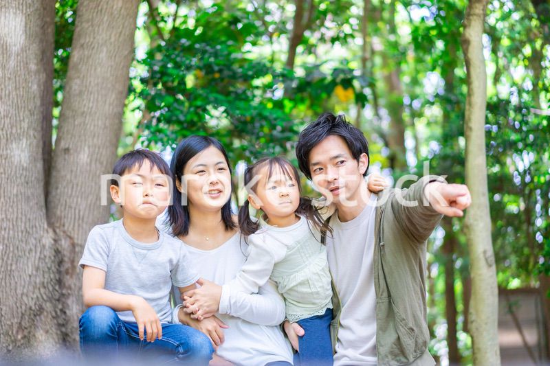 森で自然観察をするファミリー