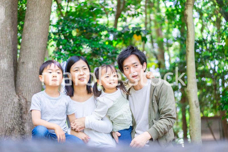 森で自然観察をするファミリー