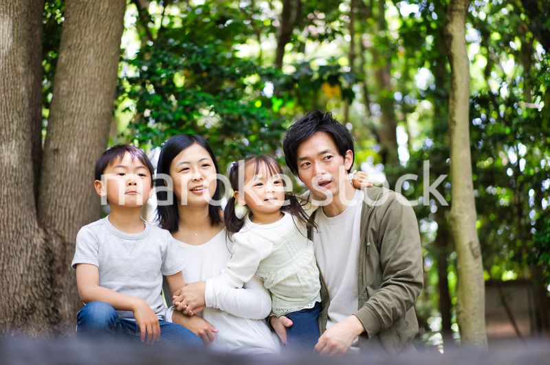 自然観察をする仲のいい家族