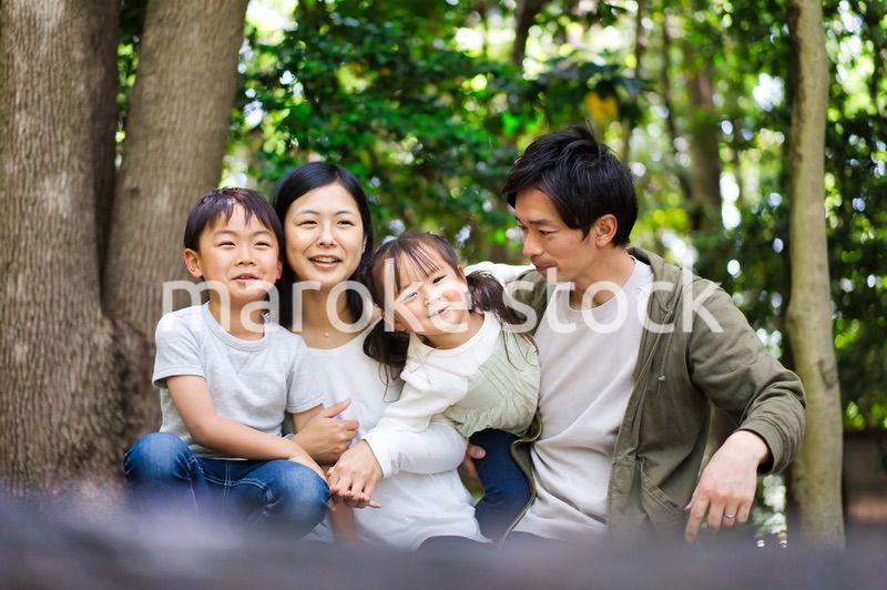 自然観察をする仲のいい家族