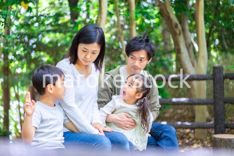 森で自然観察をするファミリー