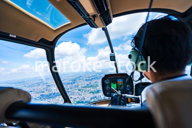 ヘリコプターを操縦するパイロット