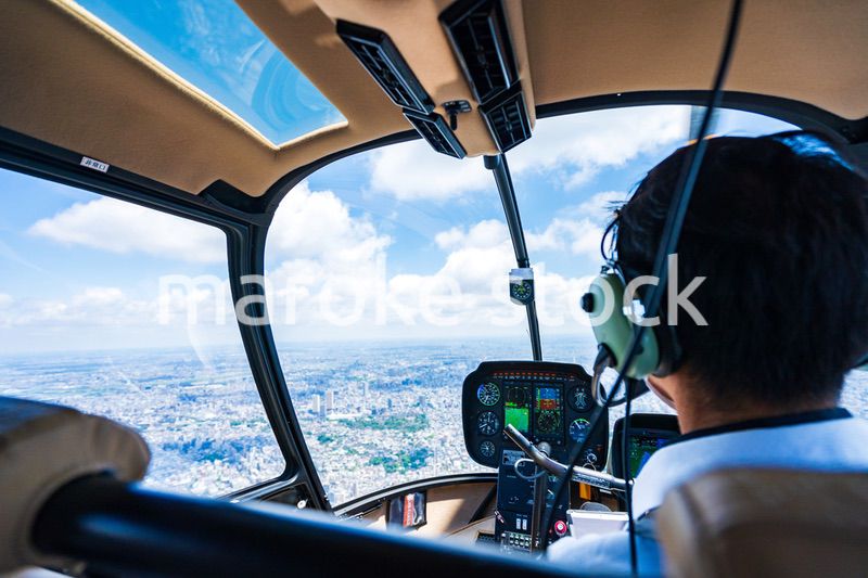 ヘリコプターを操縦するパイロット