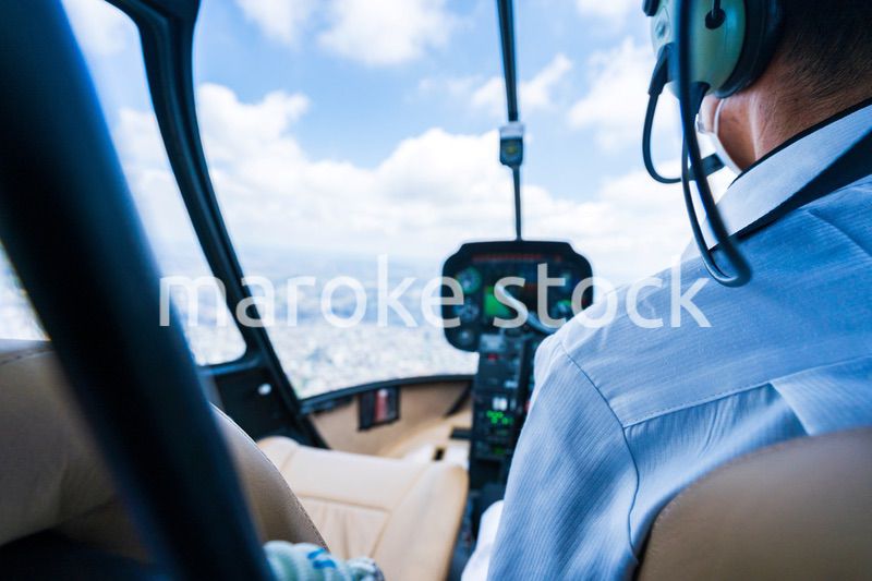 ヘリコプターを操縦するパイロット